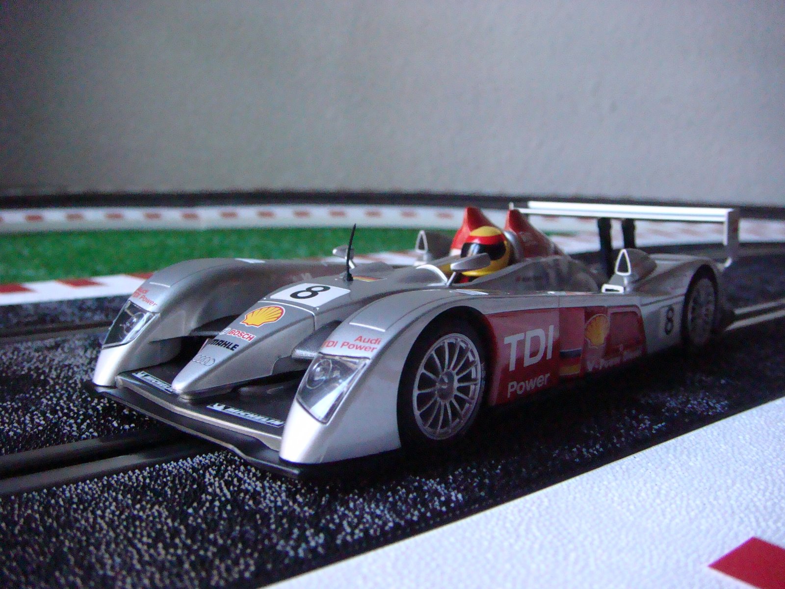 [Audi+R10+TDI+Le+Mans+2006+F+Biela+E+Pirro+M+Werner+Superslot+03+.jpg]