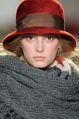 FASHION MOMENT: Chic Hat for Safe Had!