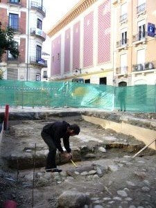 El arqueólogo Antonio Montes Rivas está estudiando los restos del primer matadero granadino [Foto: Diario Ideal de Granada]