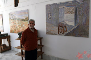 Antonio R. Agüera frente a sus obras [Foto: Manuel Ramírez Ordóñez, web Pintores de Ubrique]