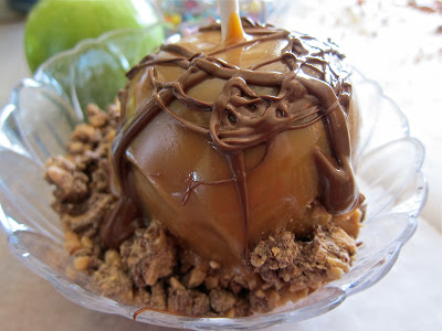 We love these gourmet caramel apples. Not only is the caramel and tart apple a delicious combination, but you can jazz them up with these decorations. #WomenLivingWell #caramel #apples #falldesserts