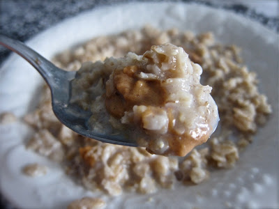 This simple breakfast is not only ideal for keeping you full for a long time, it is delicious and healthy. You'll want to eat it every morning! #easyrecipe #breakfast #oatmeal #slowcooker
