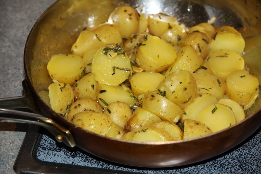 Жареная картошка на воде на сковороде. Картофель с маслом. Картошка с луком. Картошка с жареным луком отварная. Гарнир к жареной картошке.