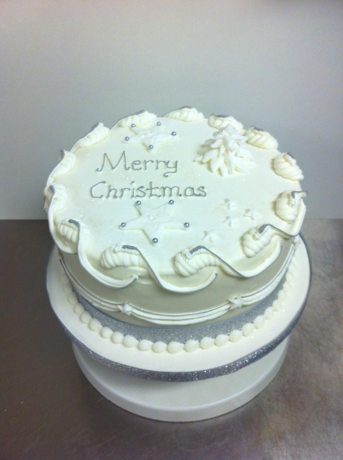 Brigitta's Cakes: Christmas cake with Royal Icing