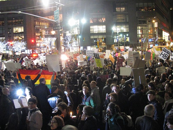 [111208AntiH8Rally061-vi.jpg]