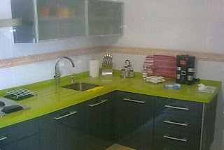 FORMICOCINA: cocina formica gris oscuro, encimera silestone verde