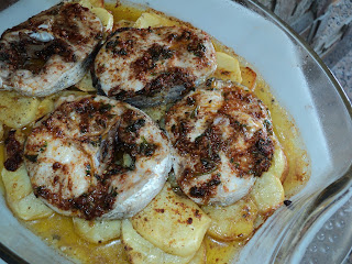  MERLUZA AL HORNO CON PICADA DE AJO, PEREJIL Y PIMENTÓN. 
