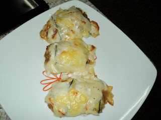  ROLLITOS DE CALABACÍN RELLENOS DE JAMÓN, QUESO Y CEBOLLA CARAMELIZADA. 