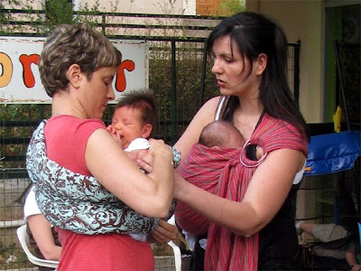 Μαζί με το μωρό μου σε συνάντηση της ομάδας babywearing, βοηθάμε κι άλλες μαμάδες να φοράνε τα μωρά τους με μάρσιπο!