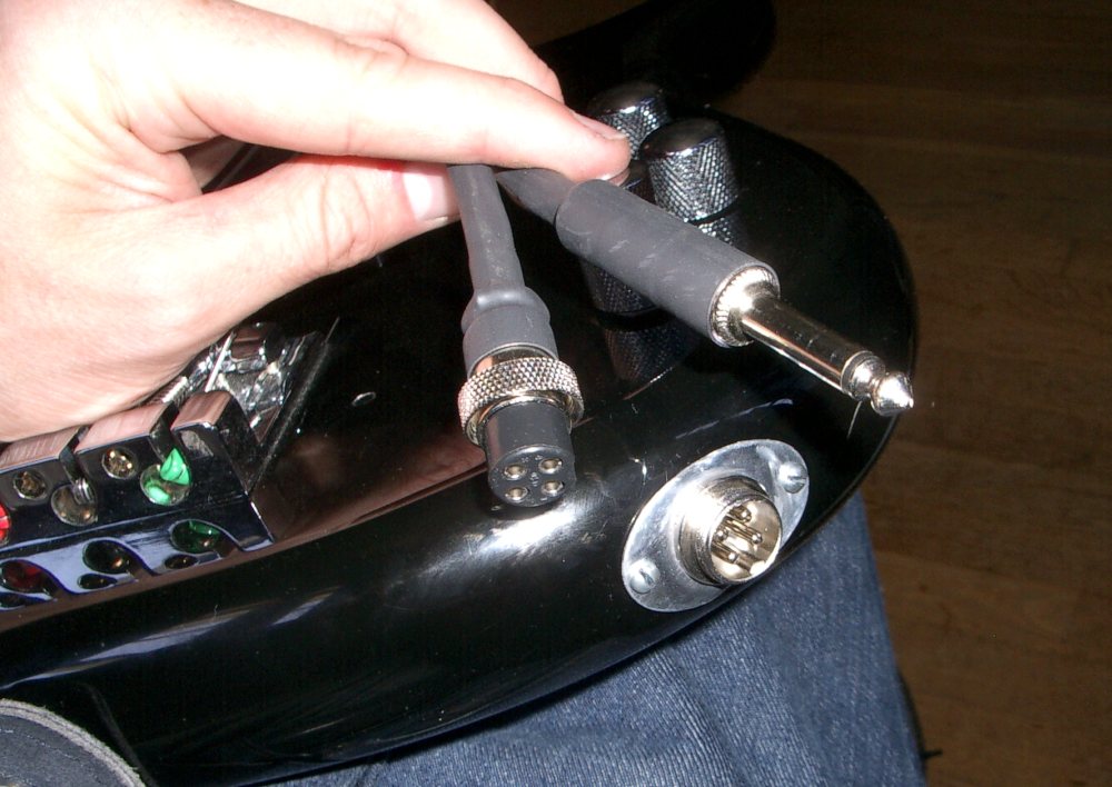 [guitar+with+special+cable.jpg]