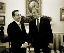 Álvaro Uribe, presidente da Colômbia, e seu amigo e aliado político, George W. Bush