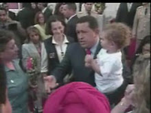 Chávez recebe colombianas que estavam com as FARC e seus familiares no Palácio Miraflores, Caracas.