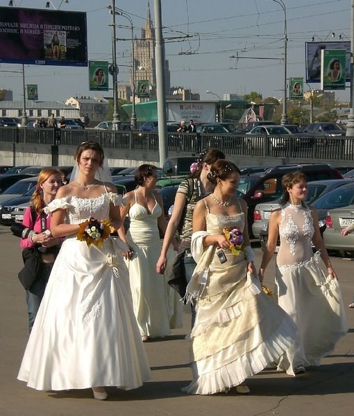 [1576798-Bride-and-bridemaids-1.jpg]