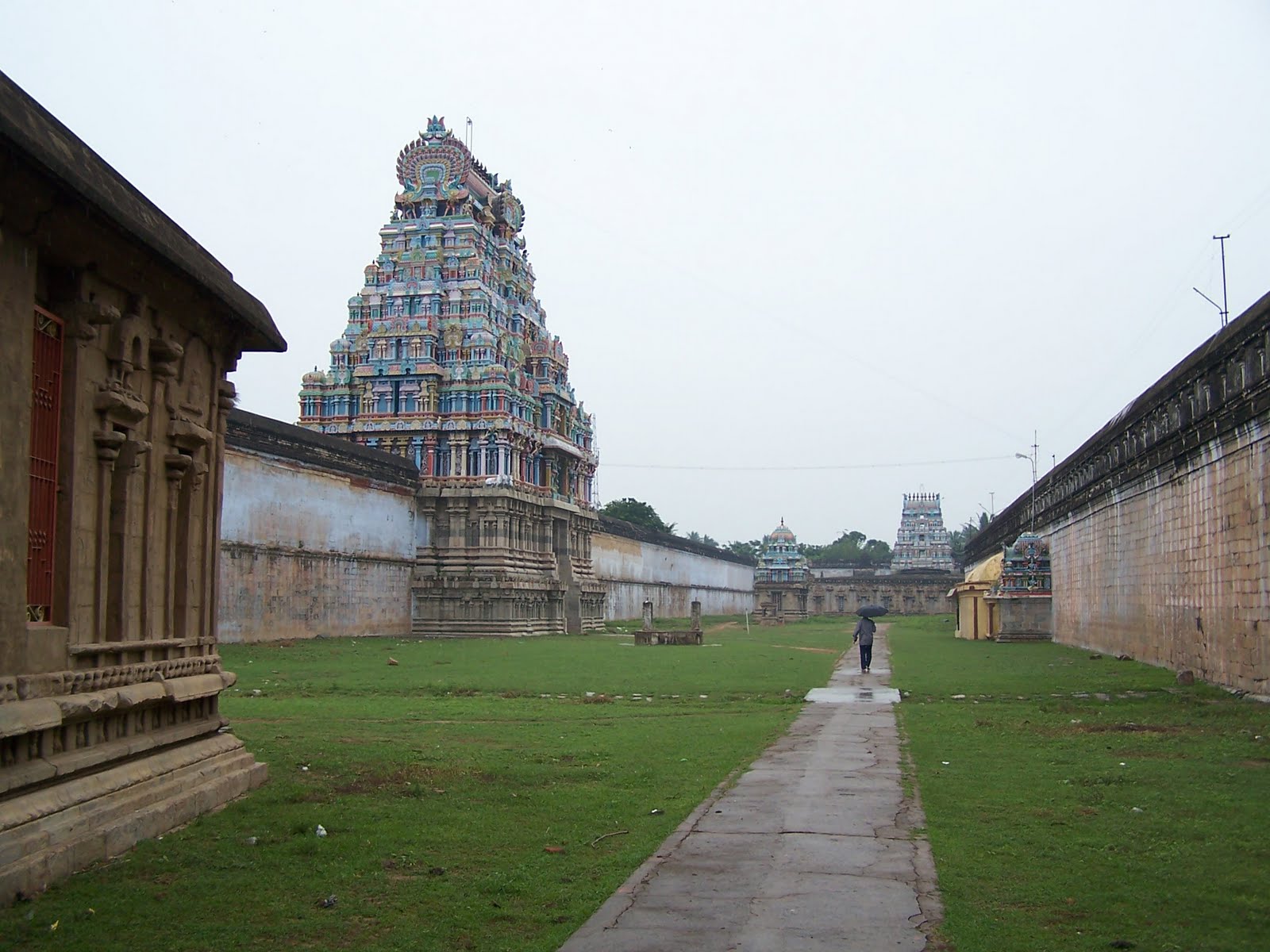 [Thiruvarur-Temple-Outer-Praharam1.jpg]
