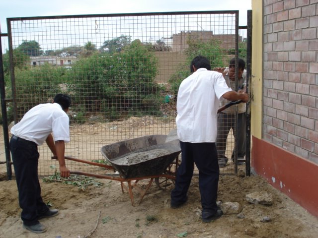Alumnos Trabajando en el cerco perimetrico de nuestra I.E - 2008