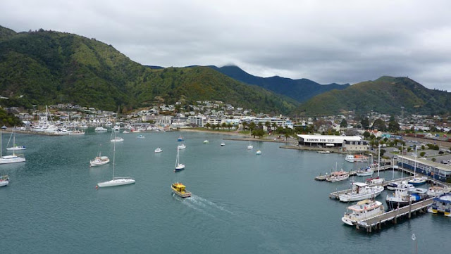 Al abandonar cualquiera de las islas de Nueva Zelanda la tristeza se abre paso con recato Al abandonar cualquiera de las islas de Nueva Zelanda la tristeza se abre paso con recato