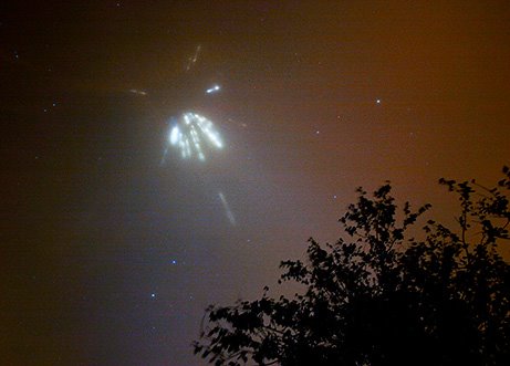 [090219-03-alien-light-pillars_big.jpg]