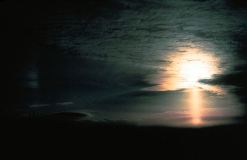 [800px-Sun_pillar_and_dog_-NOAA.jpg]