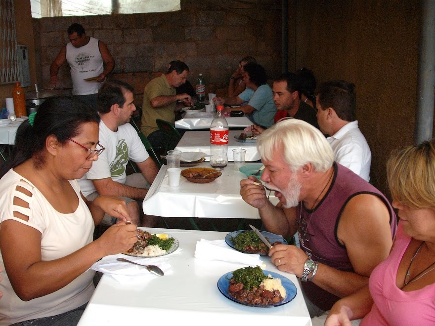 a esquerda a mãe do Túlio e a direita o sogro e a sogra do Tulio