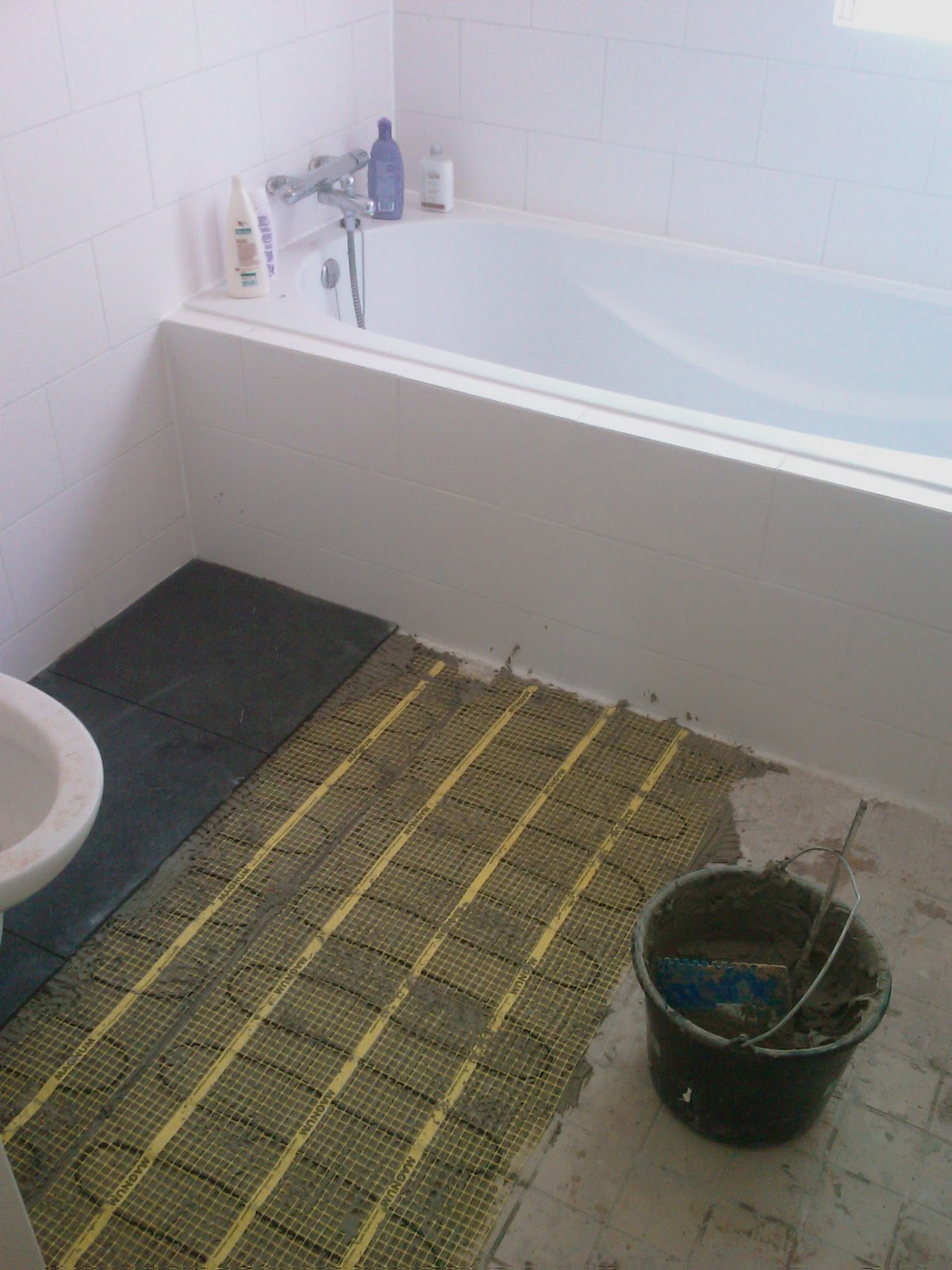 veiling Knuppel tot nu Zelf een badkamer maken!: Vloerverwarming en vloertegels leggen