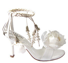 صور الاحذية البيضاء للعروسة مع مجموعة من احذية الخطوبة الملونة