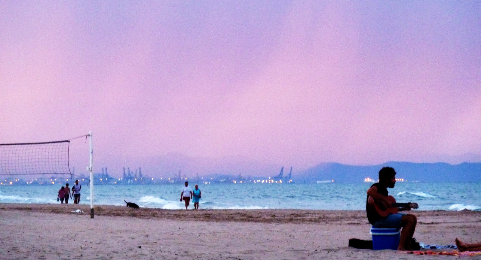 Parado Frente Al Mar Mientras El Mundo Gira