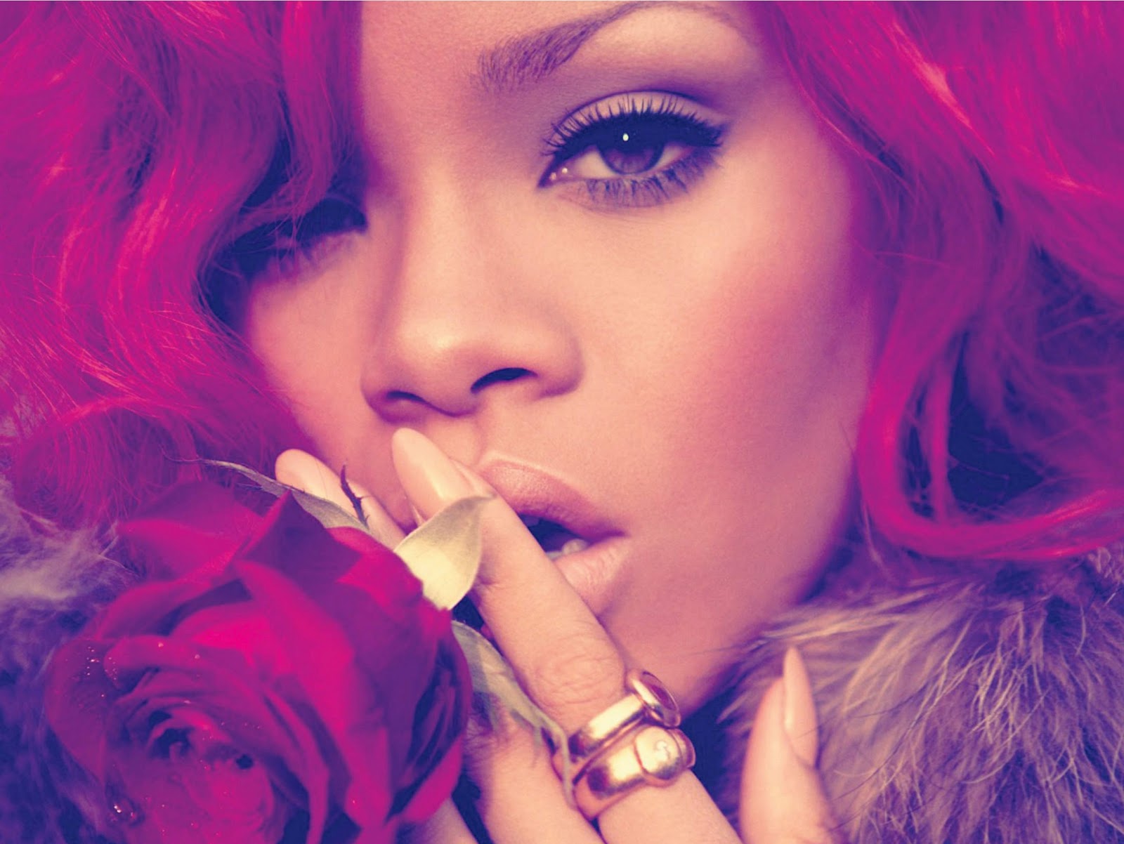 http://2.bp.blogspot.com/_PGj89ytP1AM/TUrERJDLuPI/AAAAAAAAAqM/hu_7vbp-qas/s1600/Rihanna-Loud-Album-Booklet%255B1%255D.jpg