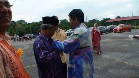 Tuan Guru Besar menyematkan Rozet kepada En Adnan Puteh