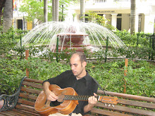detrás de la guitarra