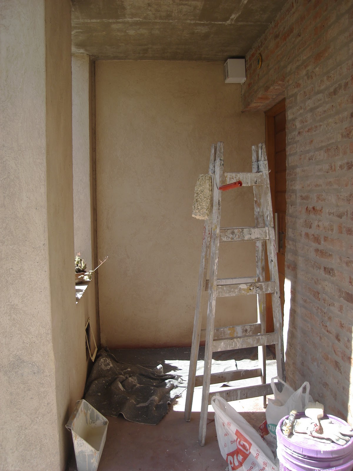 Familia de Pintores: Pintura exterior en casa en un country.