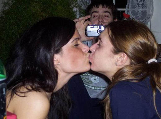 Awesome Picz Girl Kisses At New Year Parties