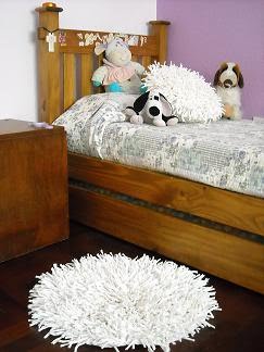 Almohadon y alfombra blanca