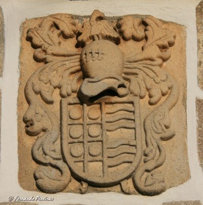 Pedra de armas da família Almeida e Távora, da vila de Trevões (S. João da Pesqueira)