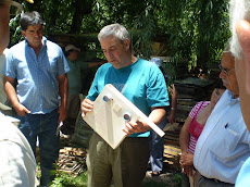 Mario Vicente mostro la apicultura del Valle de Uco