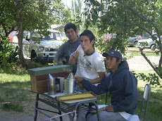 Alumnos impacientes esperando los visitantes en el Sendero Apícola