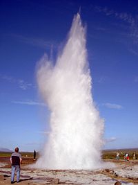 [200px-Strokkur_Geysir_Iceland_2005-6.jpg]