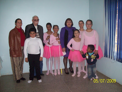 Diretora Neuza (azul) e Seu Azambuja no camarin dos bailarinos.