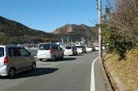 車道には初詣での車の列