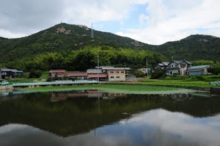 私池に投影された高御位山