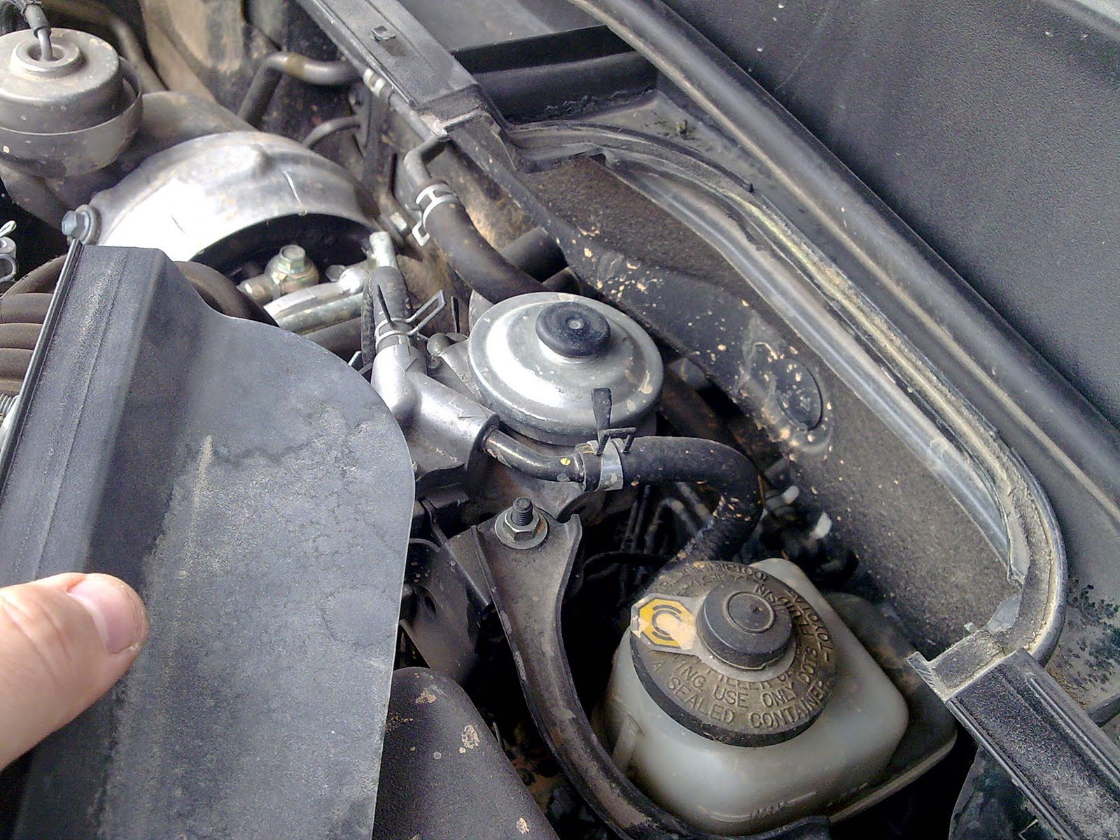 Aicanduit Cambio del filtro de fuel (gasoil) en un Toyota RAV4 D4D