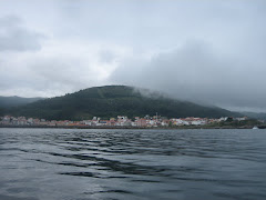 Porto do Son e o monte Dordo dende o mar.