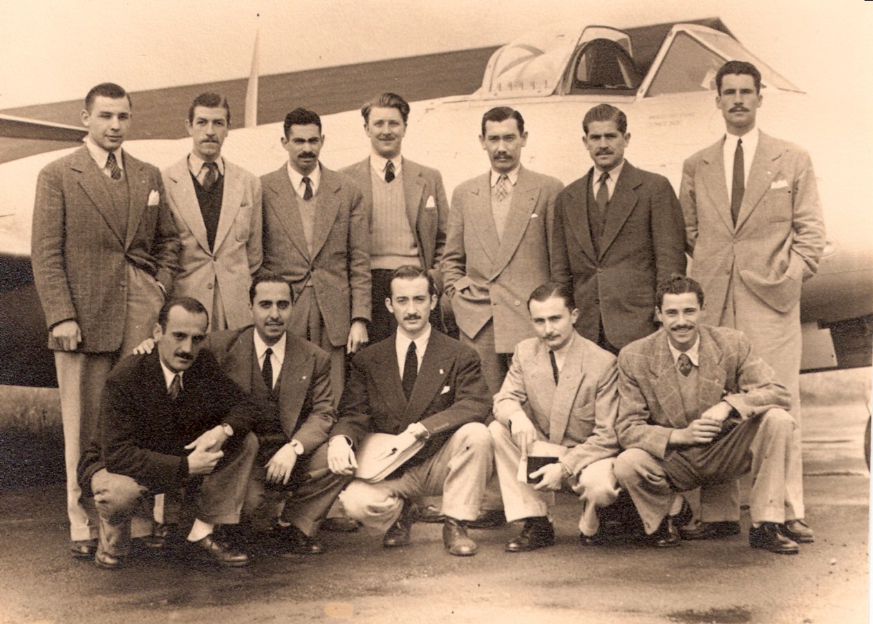 1947,+Inglaterra,+los+1eros+11+Pilotos+de+Gloster+Meteor+IV..jpg
