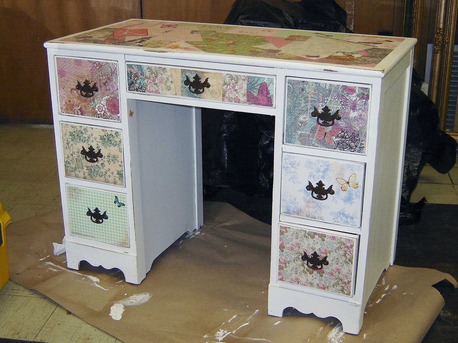 Remodelaholic Little Girls Modpodged And Antiqued Desk