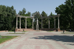 Kurmandjan Datkan muistomerkki Bishkekissä