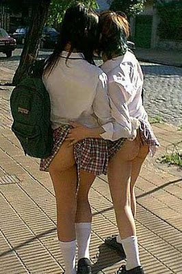 colegialas se tocan las colas