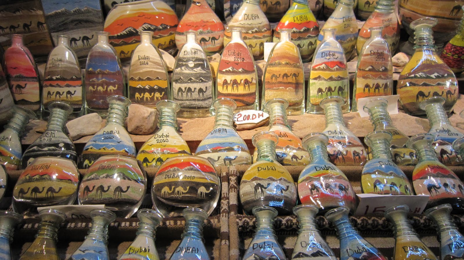 Что можно привезти из дубая. Сувениры из Эмиратов. Сувениры из Дубая. Арабские эмираты сувениры. Сувениры из Египта.