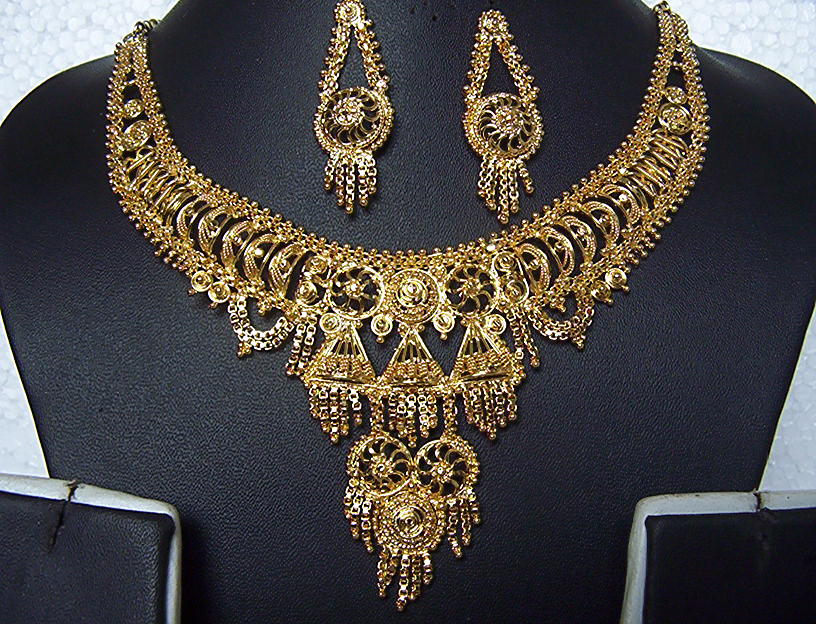 GOLD DIAMOND NECKLACES: October 2010