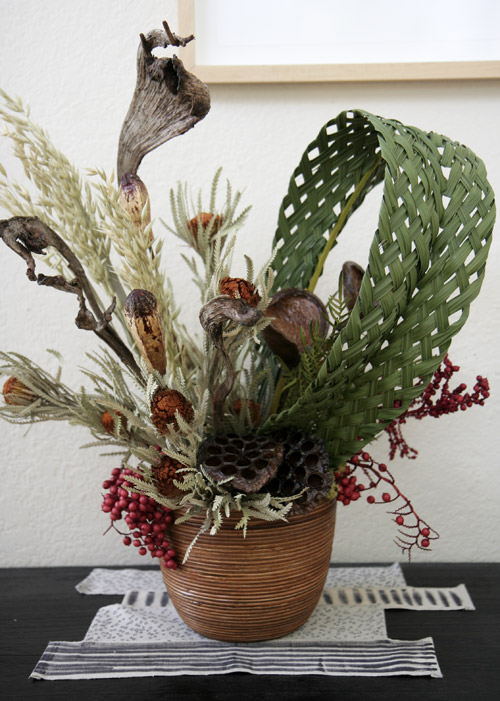 Tomobi Floral Art Dry Floral Arramgement With Woven Leaf