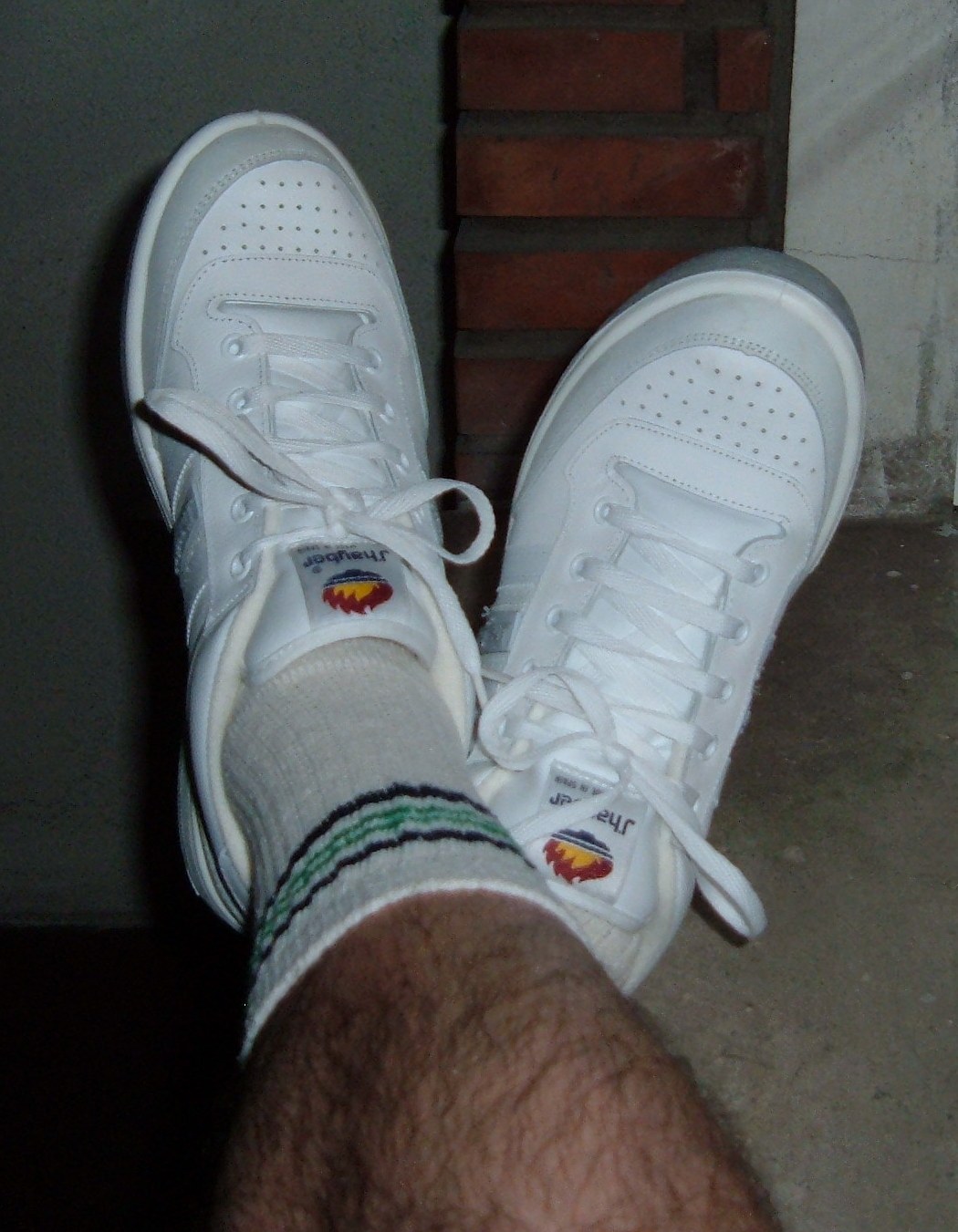 [J`hayber+con+calcetines+de+tenis.JPG]