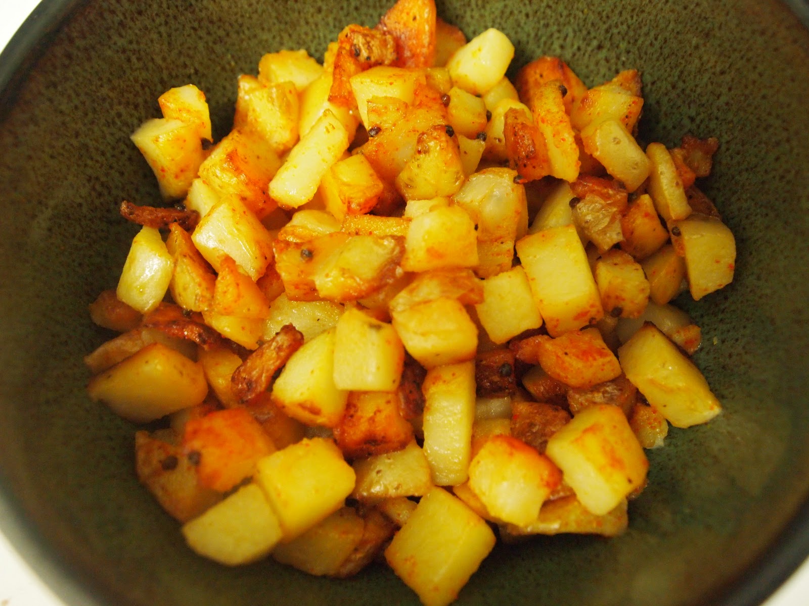 Картофель и морковь на сковороде
